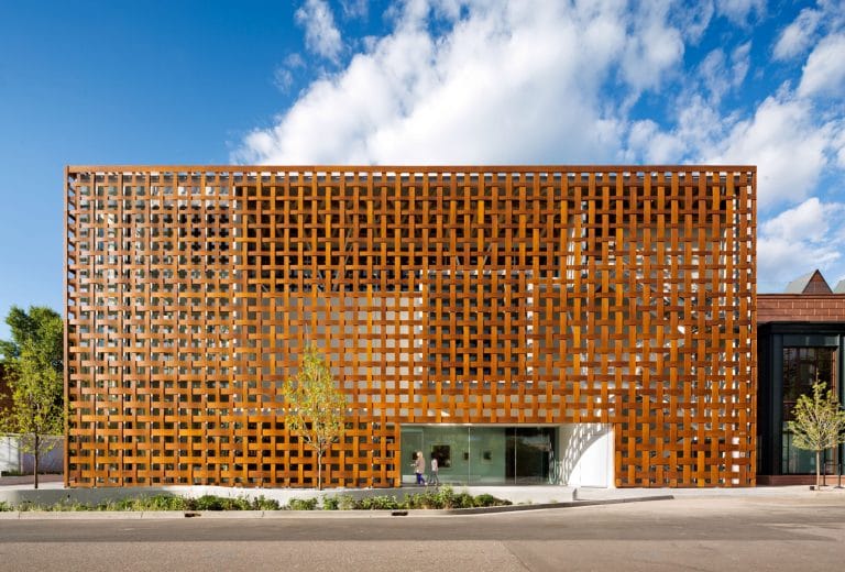 Celosía envolvente de madera natural Parklex Prodema en la fachada del Aspen Art Museum, de Shigeru Ban.