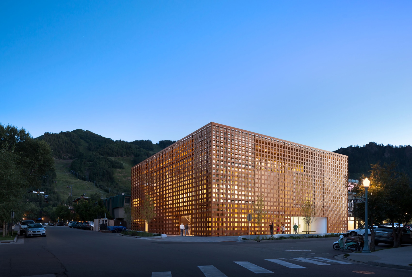 Celosía envolvente de madera natural Parklex Prodema en la fachada del Aspen Art Museum, de Shigeru Ban.