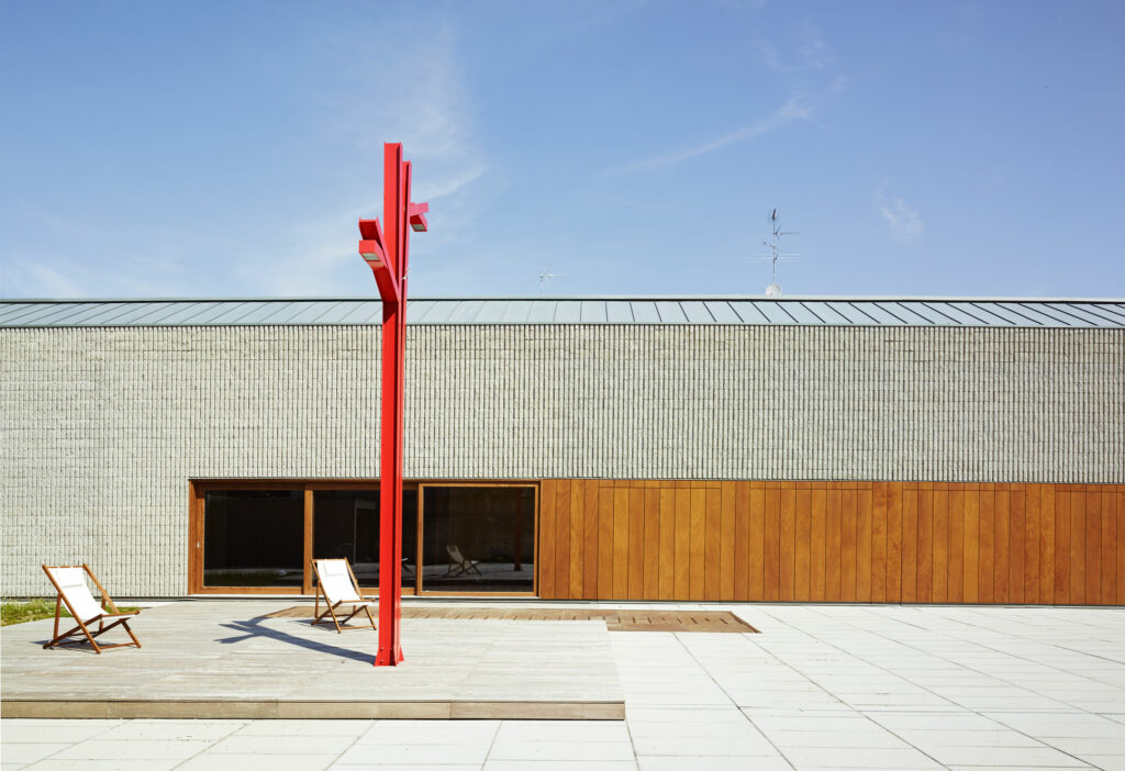 Residencia privada en Varese, diseñada por Franzetti Primi Architetti Associati. Material para fachada ventilada.