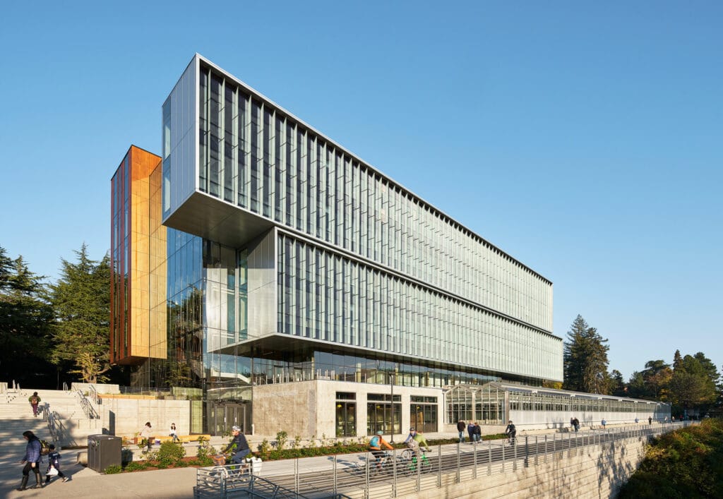 Paneles de madera natural Parklex Prodema en la fachada del Life Sciences Building, Universidad de Washington, diseñado por Perkins+Will.
