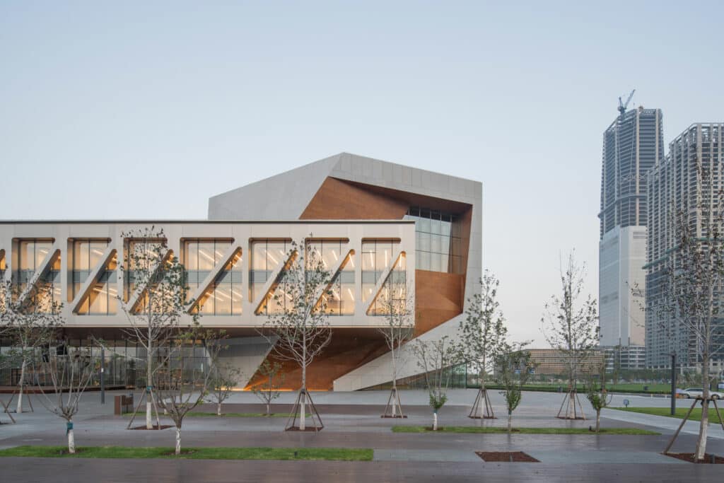 Diller Scofidio + Renfro han escogido los revestimientos y falsos techos de exterior en madera natural de Parklex Prodema para la Escuela de música Juilliard en Tianjin