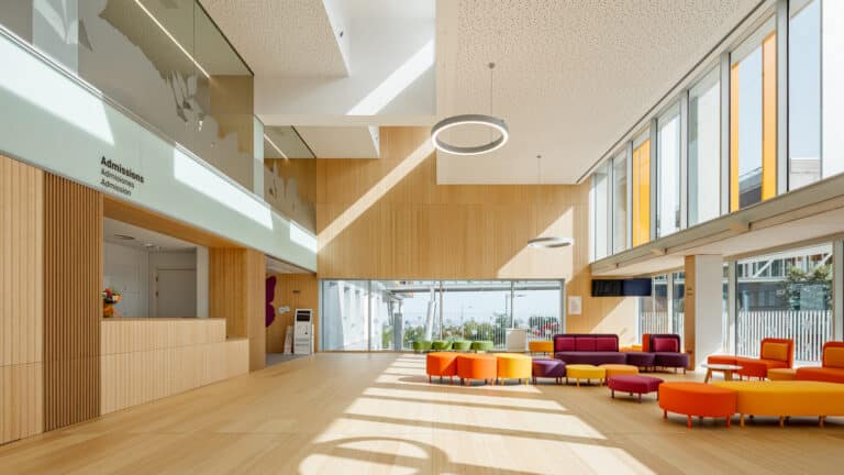Suelos de madera natural Parklex Prodema en el Sant Joan de Deu Pediatric Cancer Center Barcelona, de Pinearq