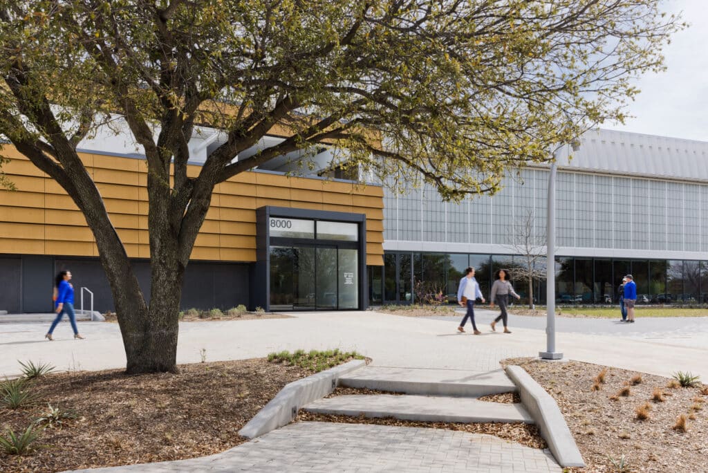 Revestimiento HPL Parklex Prodema con textura de madera natural en Mustard en la Biblioteca Pública de Frisco por GENSLER.