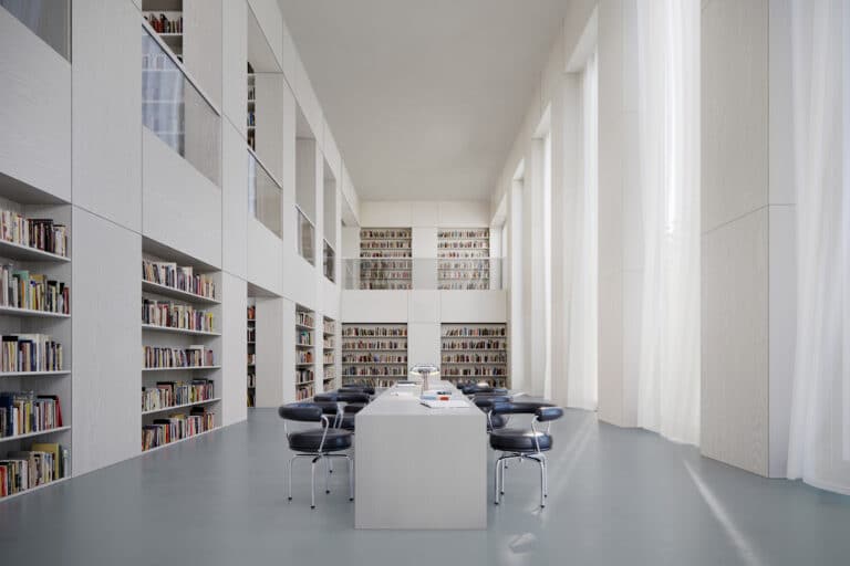 Revestimiento interior Parklex Prodema resistente al desgaste e ignífugo con textura de madera natural en acabado White, para espacios de alto tránsito sin necesidad de mantenimiento.