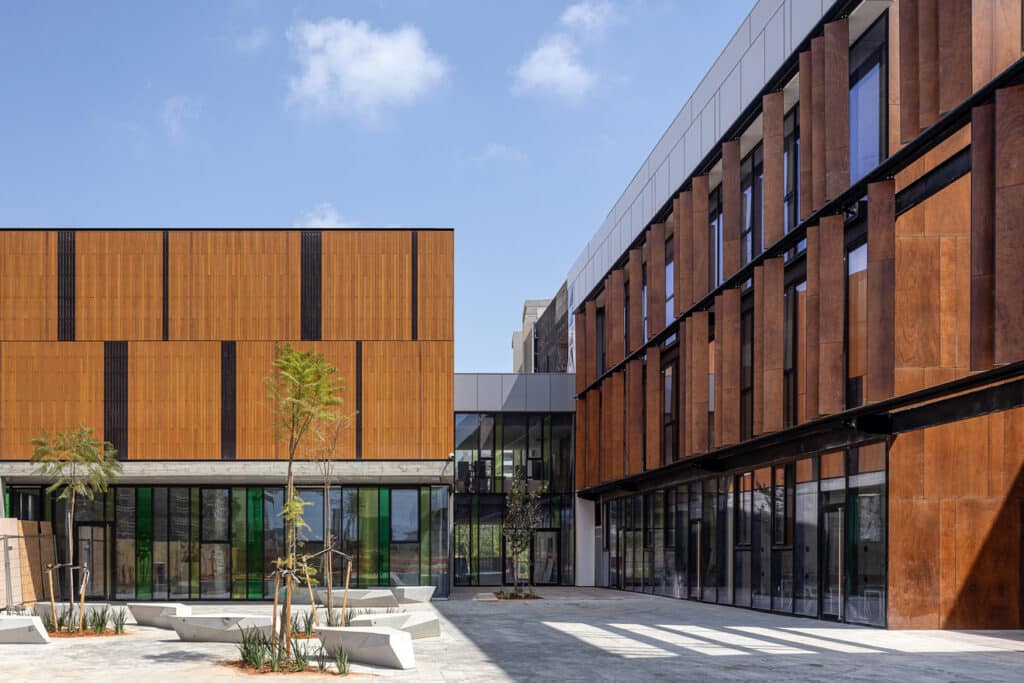 Paneles HPL Parklex Prodema con madera natural en acabado Rustik en la Escuela Primaria Naomi Shemer de REGAVIM+ARCHITECTS
