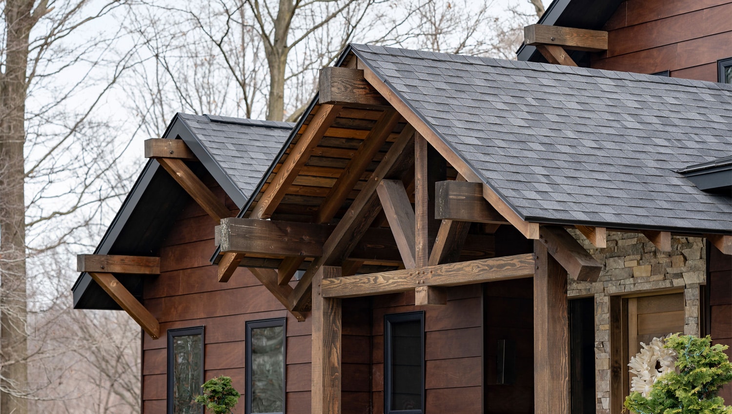 The lakeside Residence in MI, US uses natural wood siding in the Rustik finish.