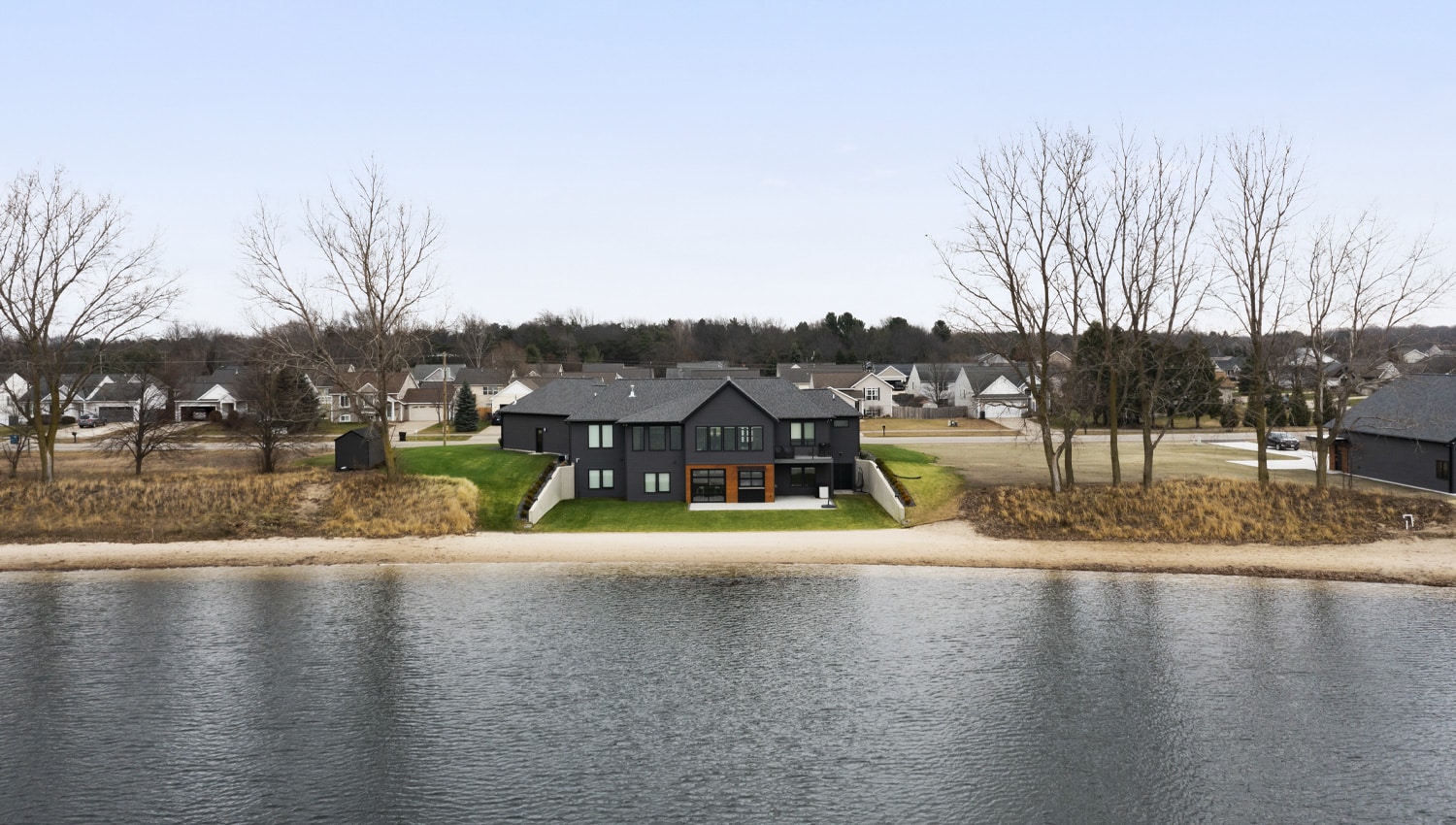 Bardage en noyer naturel à lames superposées sur une maison dans le Michigan.