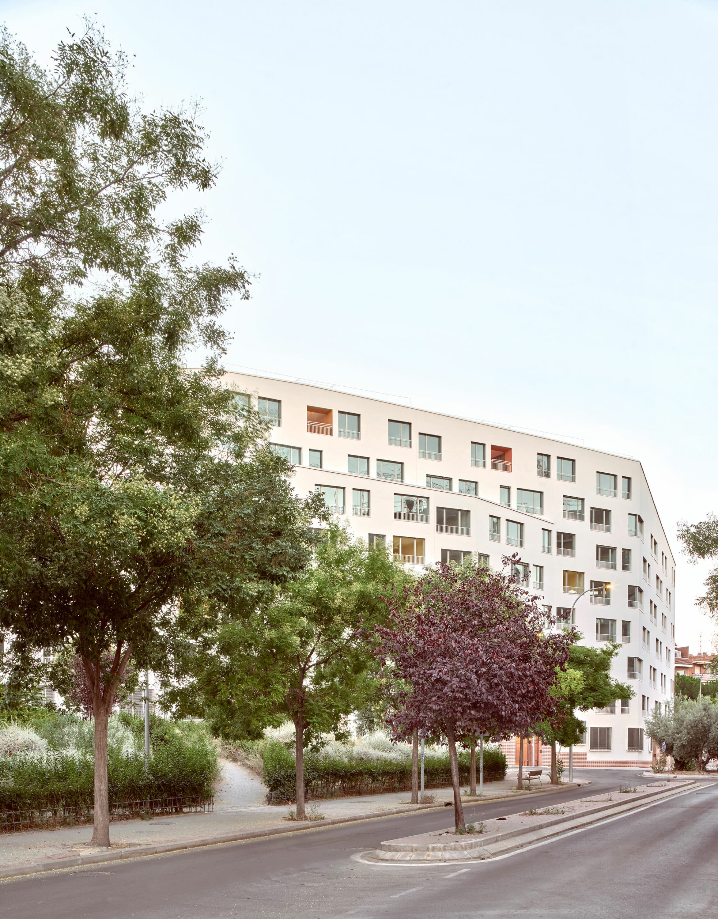 Des soffites en bois naturel Parklex Prodema ont été utilisés dans les espaces communs extérieurs de cet immeuble de 106 logements, conçu par les architectes MARMOLBRAVO et MADhel.