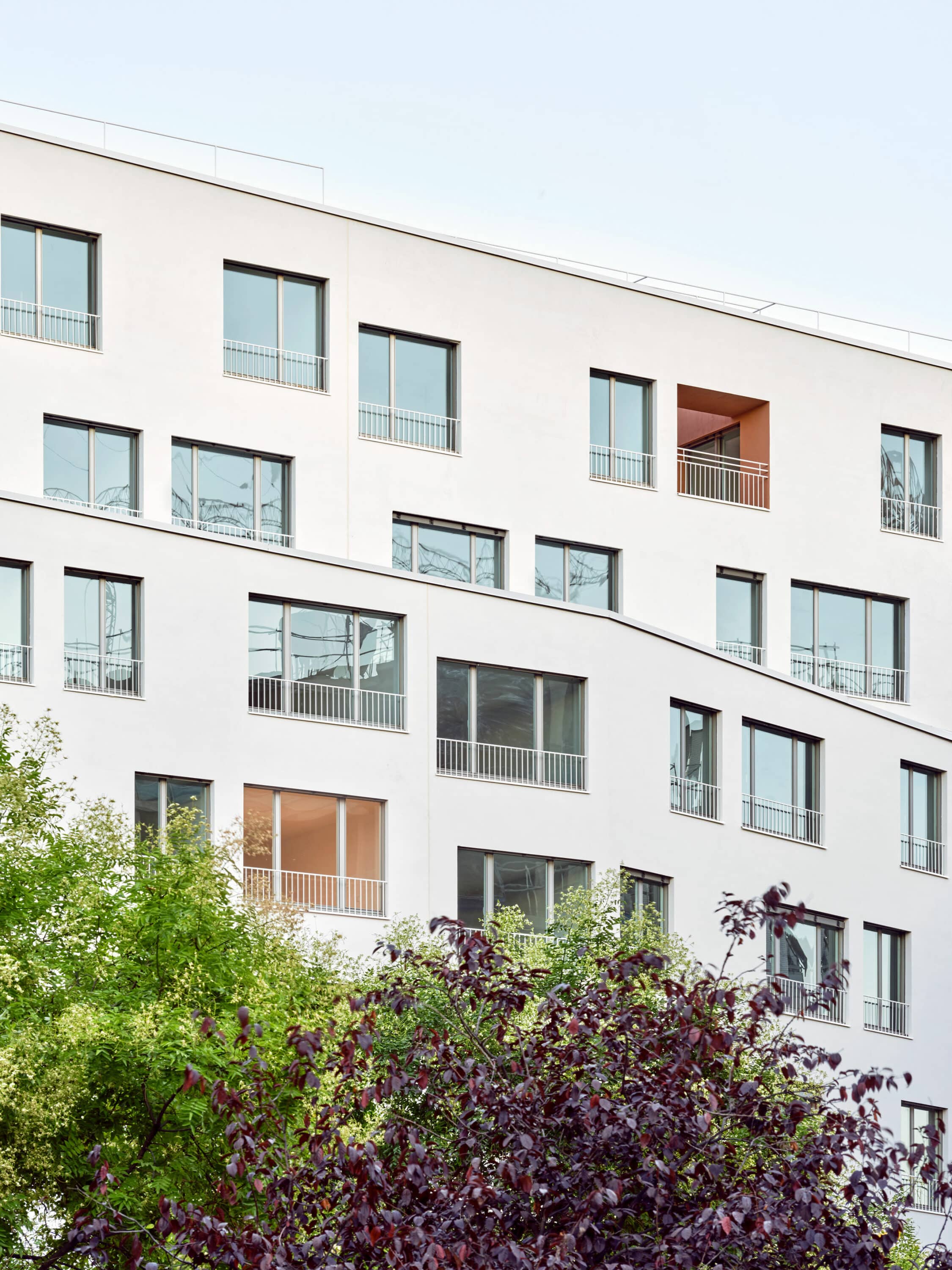 Les soffites en bois naturel Parklex Prodema habillent les espaces communs extérieurs des 106 logements conçus par les architectes MARMOLBRAVO et MADhel à Madrid.