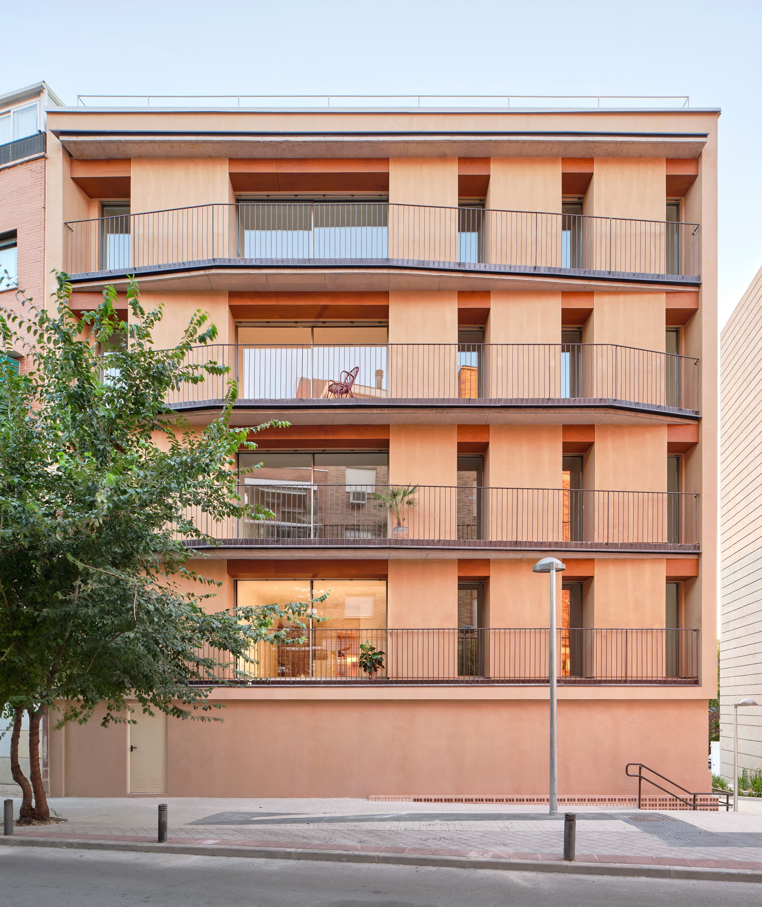 Des soffites en bois naturel Parklex Prodema ont été utilisés pour les plafonds ainsi que pour les linteaux des fenêtres et des balcons de l’immeuble SFJ6 à Madrid, conçu par les architectes MARMOLBRAVO et MADhel.