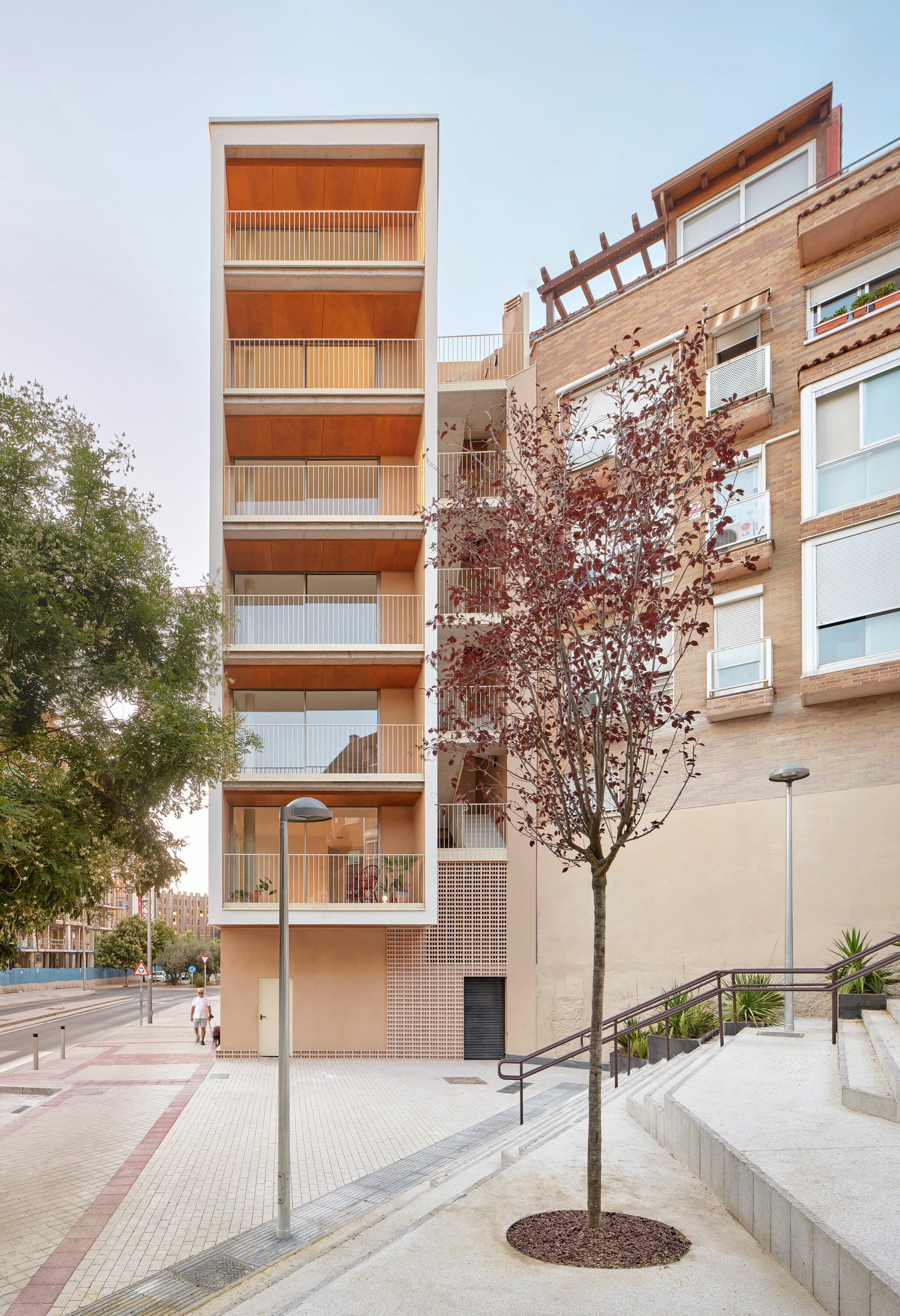 Les soffites en bois naturel Parklex Prodema apportent de la chaleur aux balcons de l’immeuble SFJ6, conçu par les architectes MARMOLBRAVO et MADhel, dans le centre de Madrid.