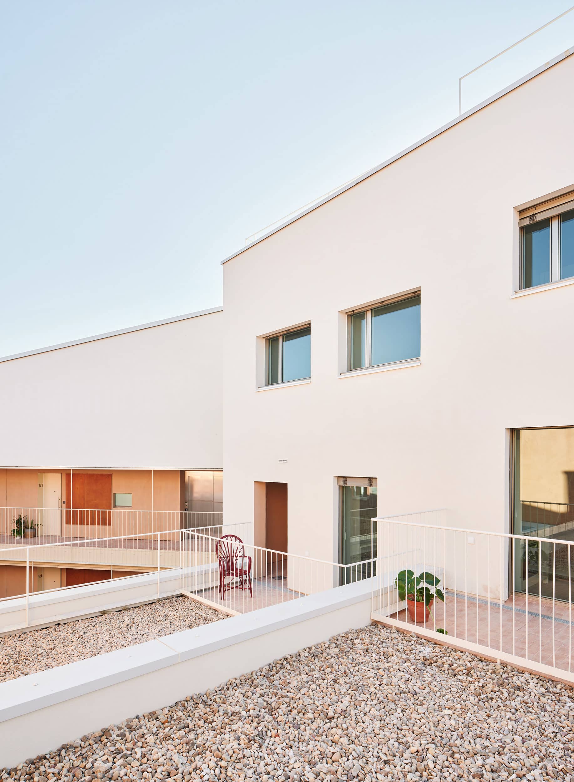 Les soffites en bois naturel Parklex Prodema habillent les espaces communs extérieurs des 106 logements conçus par les architectes MARMOLBRAVO et MADhel à Madrid.