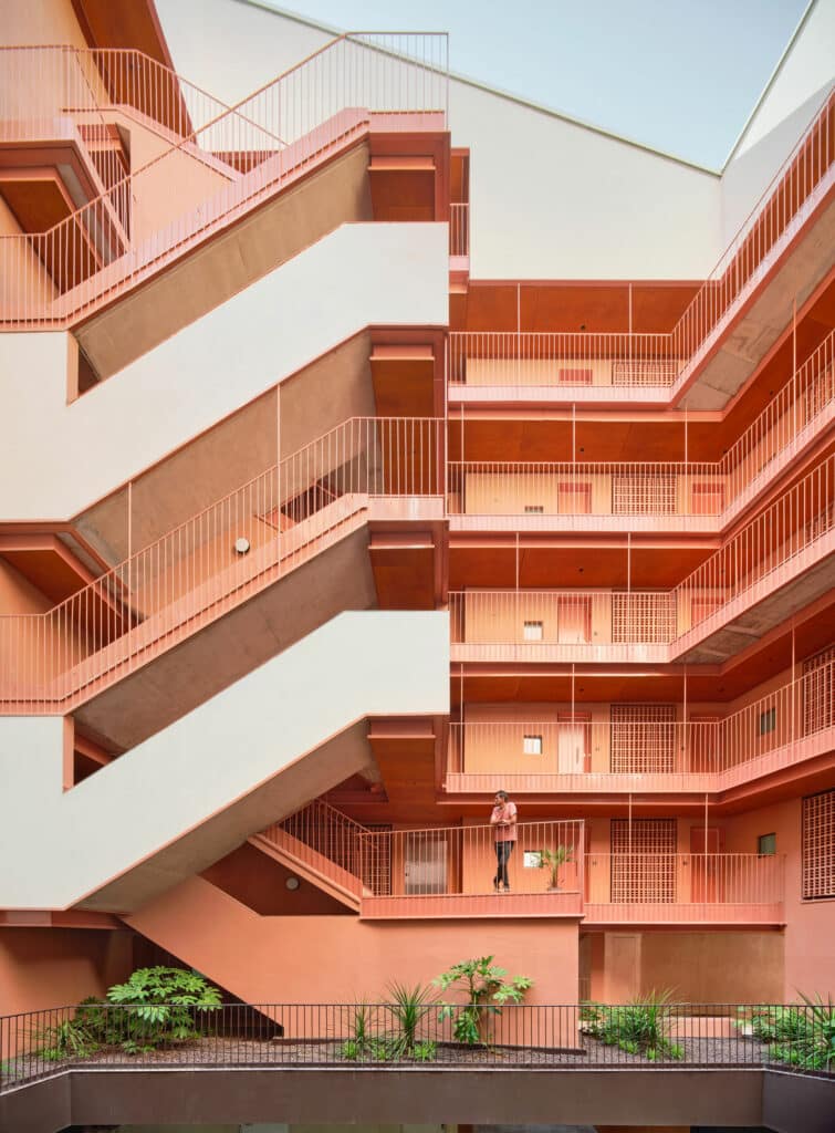 El falso techo de madera natural Parklex Prodema ha sido utilizado en las áreas comunes exteriores de este edificio de 106 viviendas, diseñado por MARMOLBRAVO y MADhel arquitectos.
