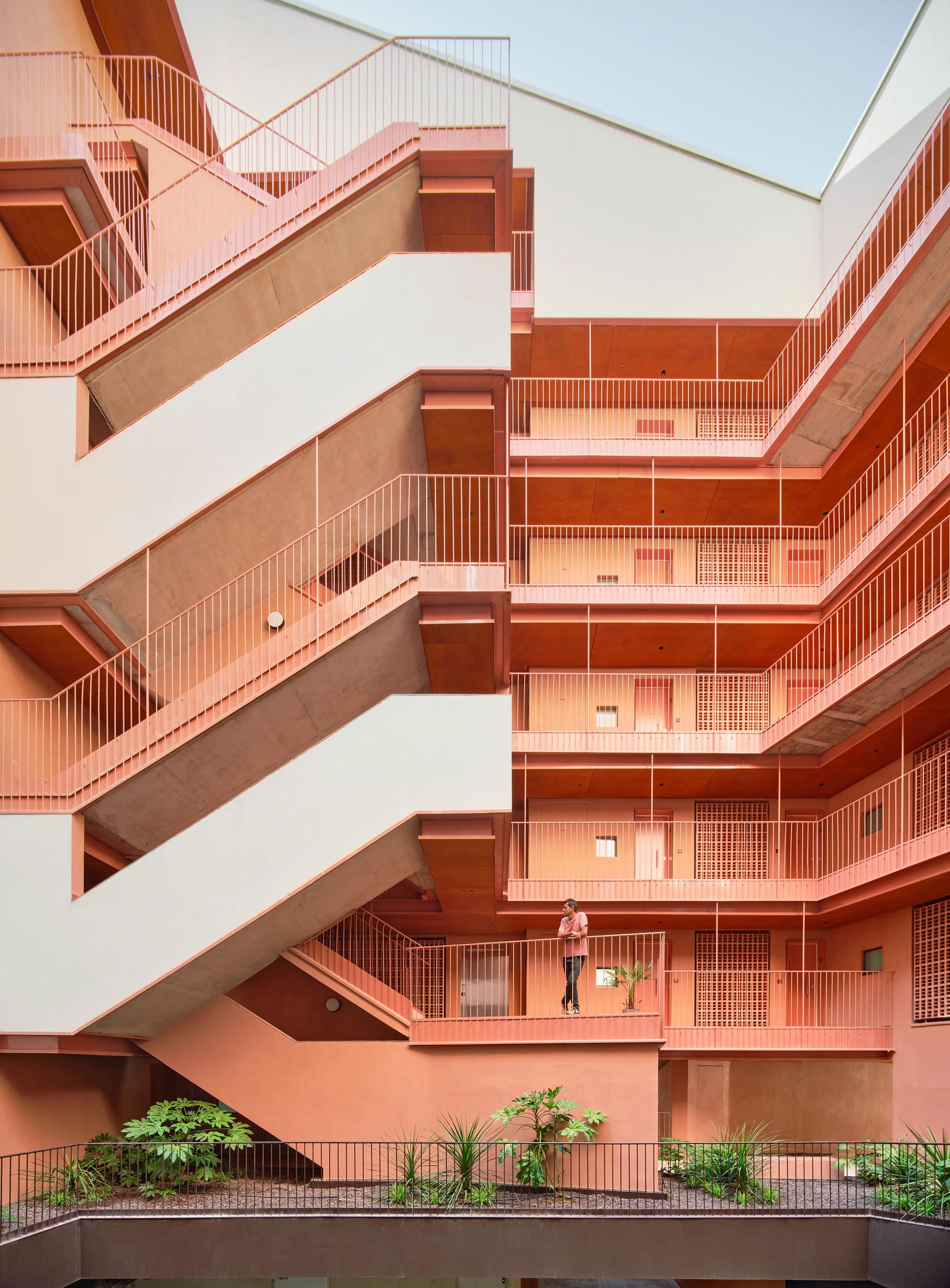 El falso techo de madera natural Parklex Prodema ha sido utilizado en las áreas comunes exteriores de este edificio de 106 viviendas, diseñado por MARMOLBRAVO y MADhel arquitectos.