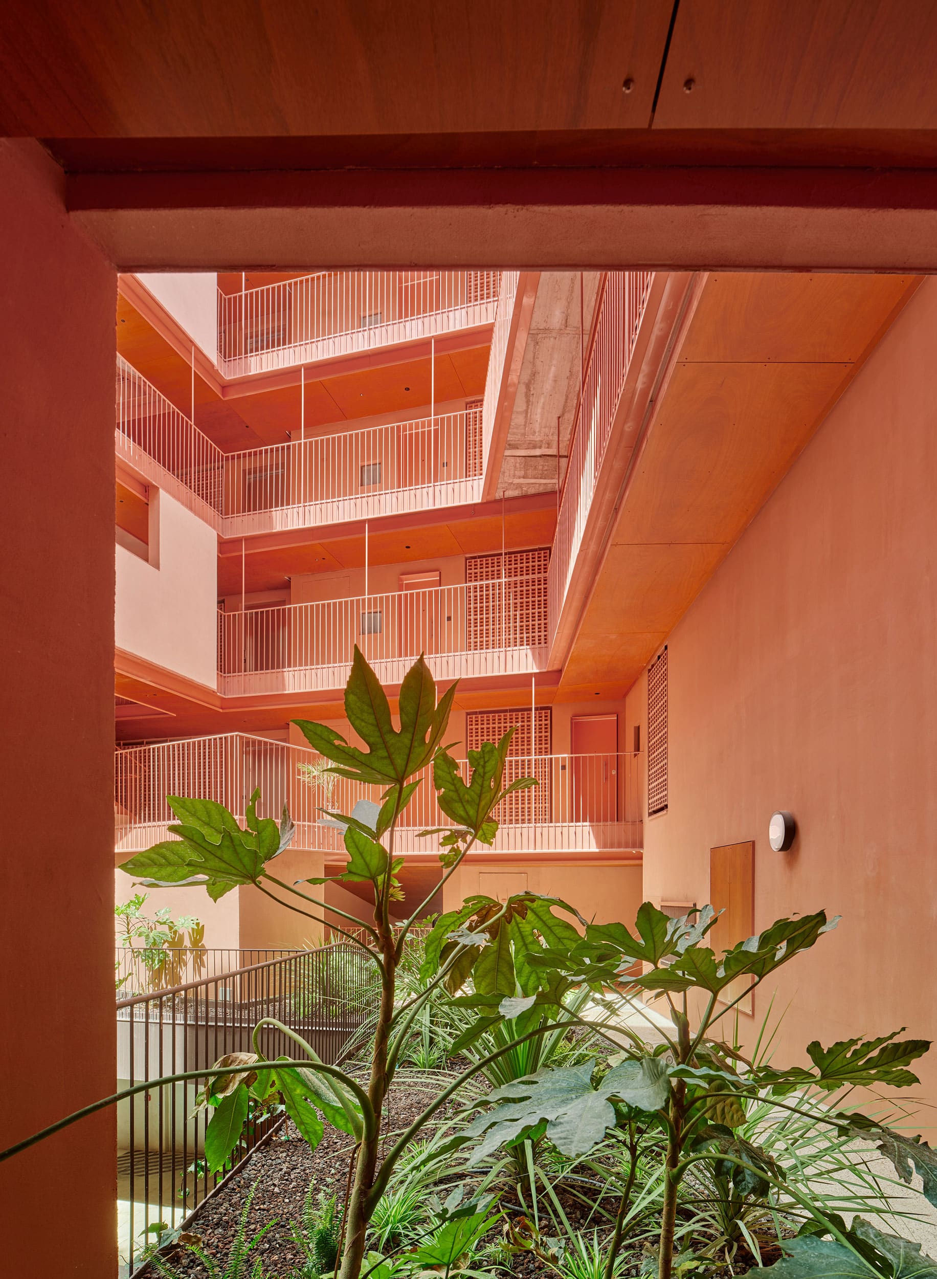 Les soffites en bois naturel Parklex Prodema habillent les espaces communs extérieurs des 106 logements conçus par les architectes MARMOLBRAVO et MADhel à Madrid.