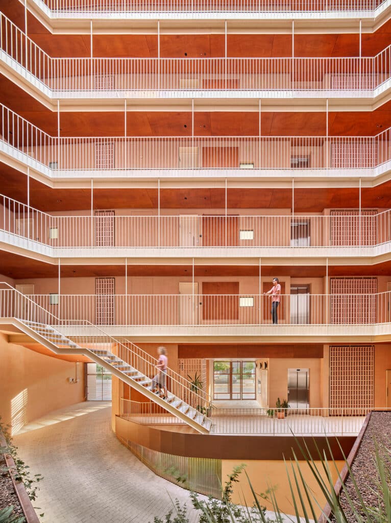 Des soffites en bois naturel Parklex Prodema ont été utilisés dans les espaces communs extérieurs de cet immeuble de 106 logements, conçu par les architectes MARMOLBRAVO et MADhel.
