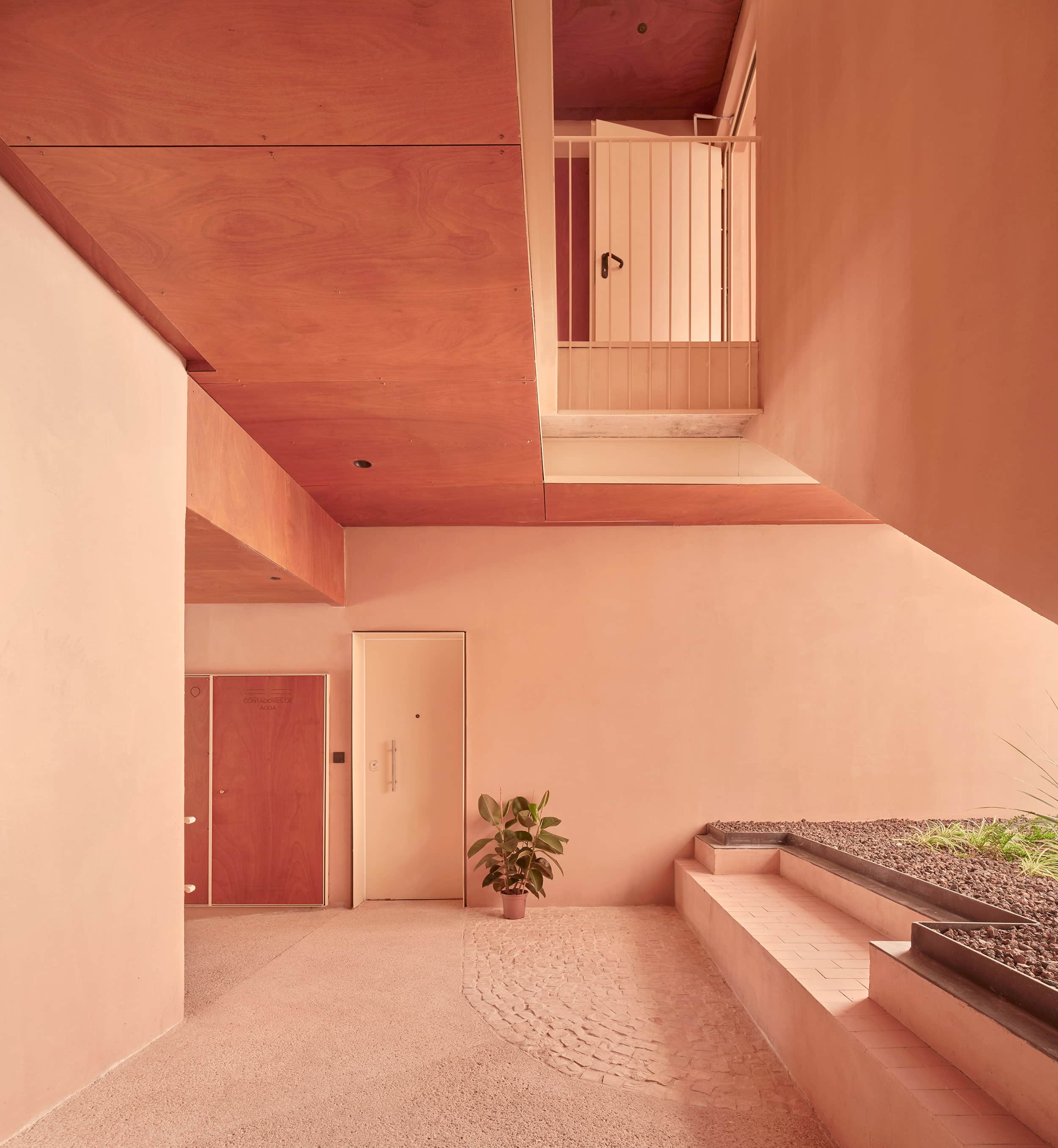 Les soffites en bois naturel Parklex Prodema habillent les espaces communs extérieurs des 106 logements conçus par les architectes MARMOLBRAVO et MADhel à Madrid.