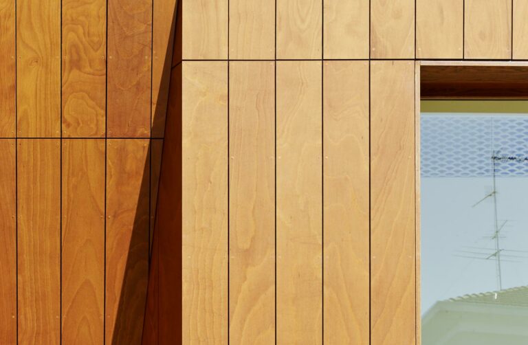 Paneles de madera natural Parklex Prodema en la fachada de la Residencia privada en Varese, de Franzetti Primi Architetti Associati.