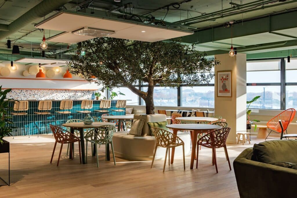 Suelos de madera natural Parklex Prodema en las Oficinas Comet Workplaces en Bercy, de RAAM Architecture