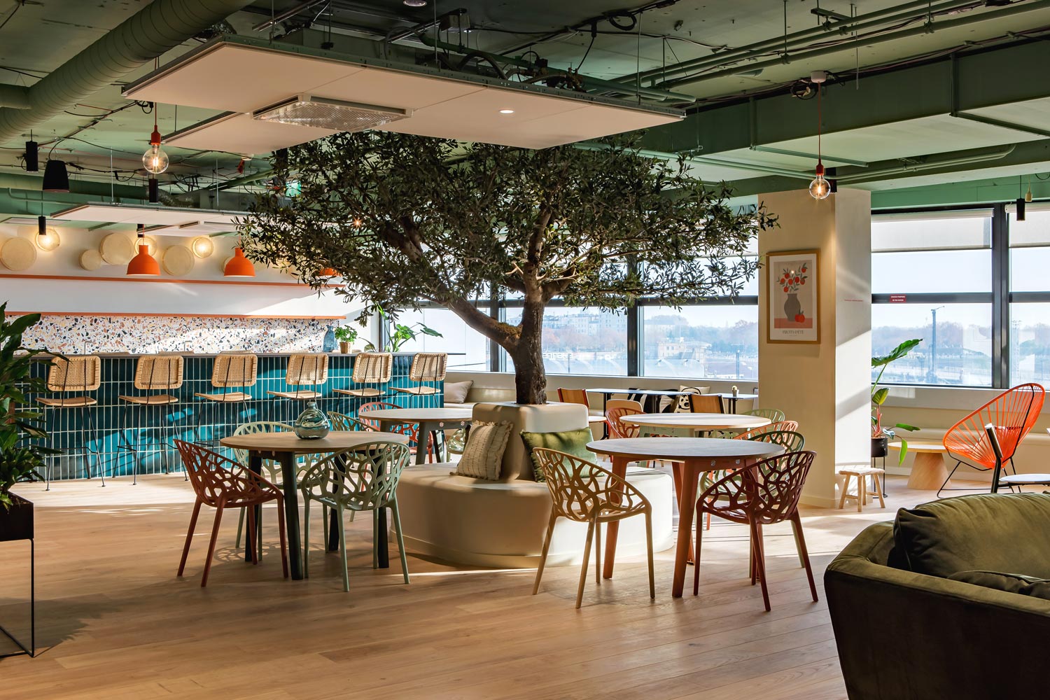 Suelos de madera natural Parklex Prodema en las Oficinas Comet Workplaces en Bercy, de RAAM Architecture