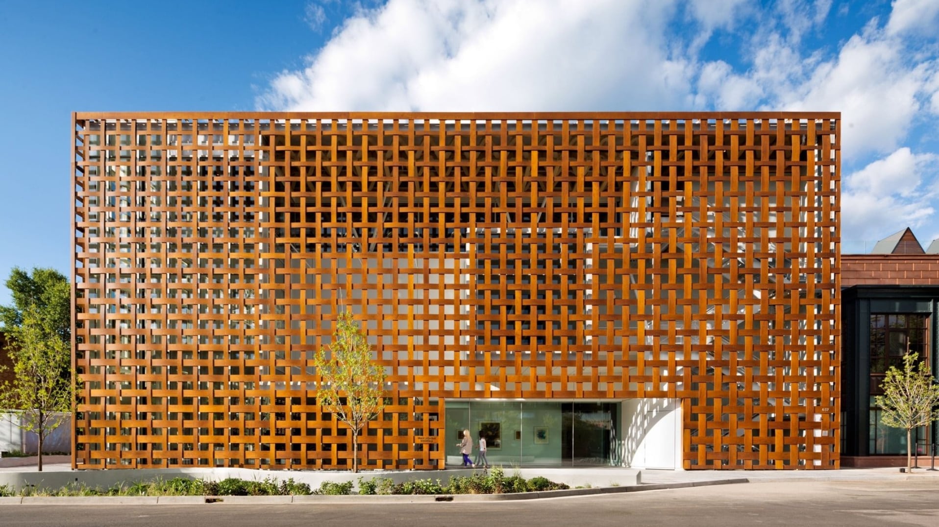 Parklex Prodema natural timber lattice envelope on the façade of the Aspen Art Museum, by Shigeru Ban.