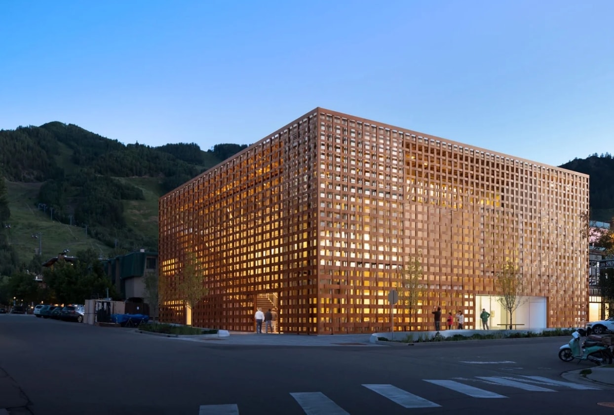 Parklex Prodema natural timber lattice envelope on the façade of the Aspen Art Museum, by Shigeru Ban.