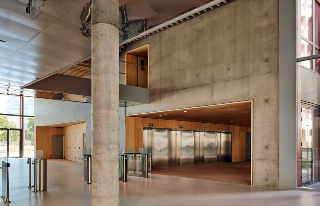 Paneles y suelos interiores de madera natural Parklex Prodema en el campus de Orange en Lyon, por Hardel Le Bihan / HGA-Hubert Godet.