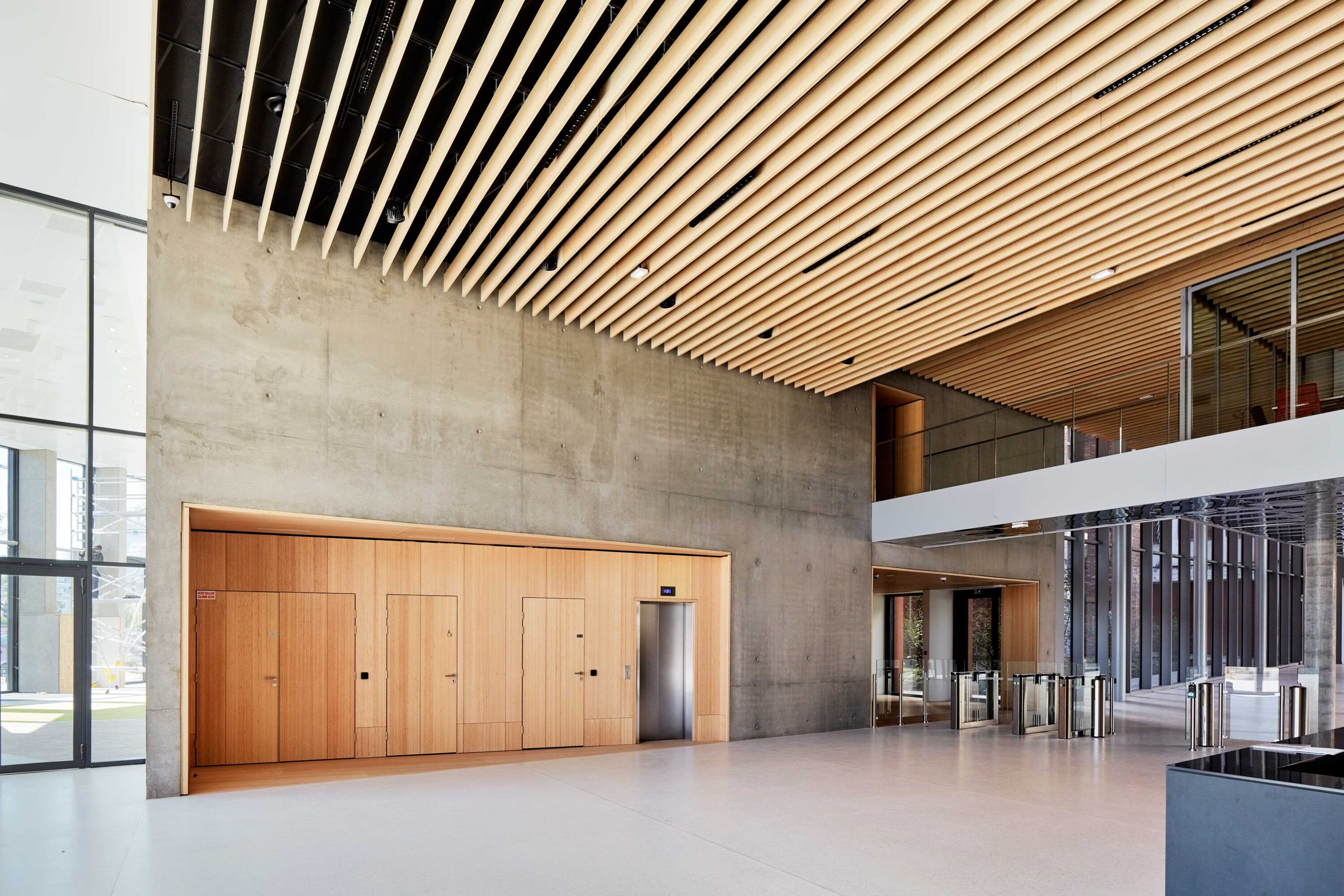 Revêtements muraux et sols intérieurs en bois naturel Parklex Prodema sur le campus Orange à Lyon, par Hardel Le Bihan / HGA-Hubert Godet.