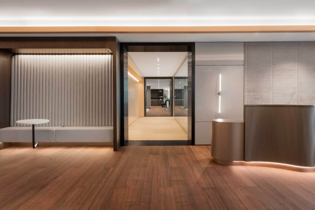 Suelos interiores de alta gama Parklex Prodema con madera natural en las oficinas de B-Flexion en Cambridge, EE. UU., por Visnick + Caulfield Associates