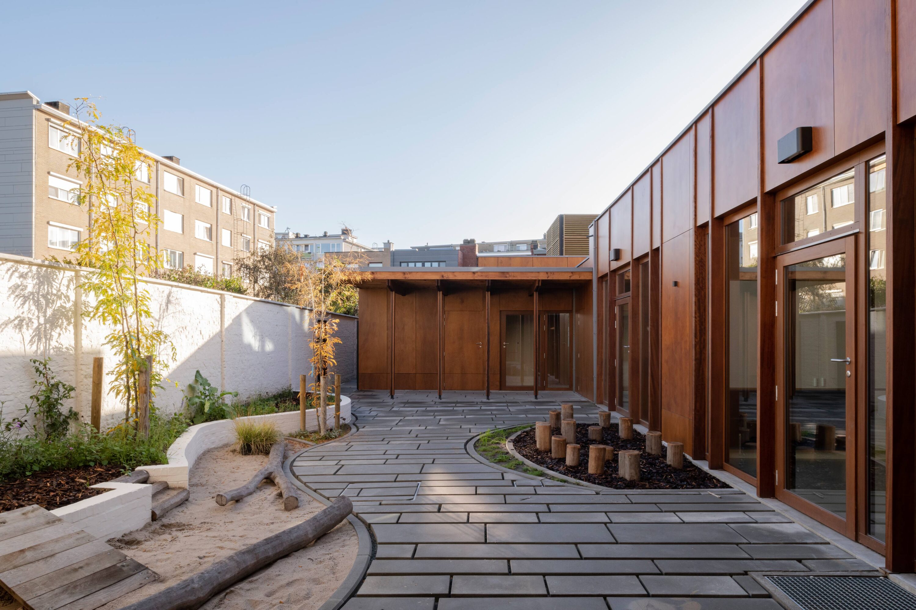 KDV Apollostraat, por Jul De Roover.