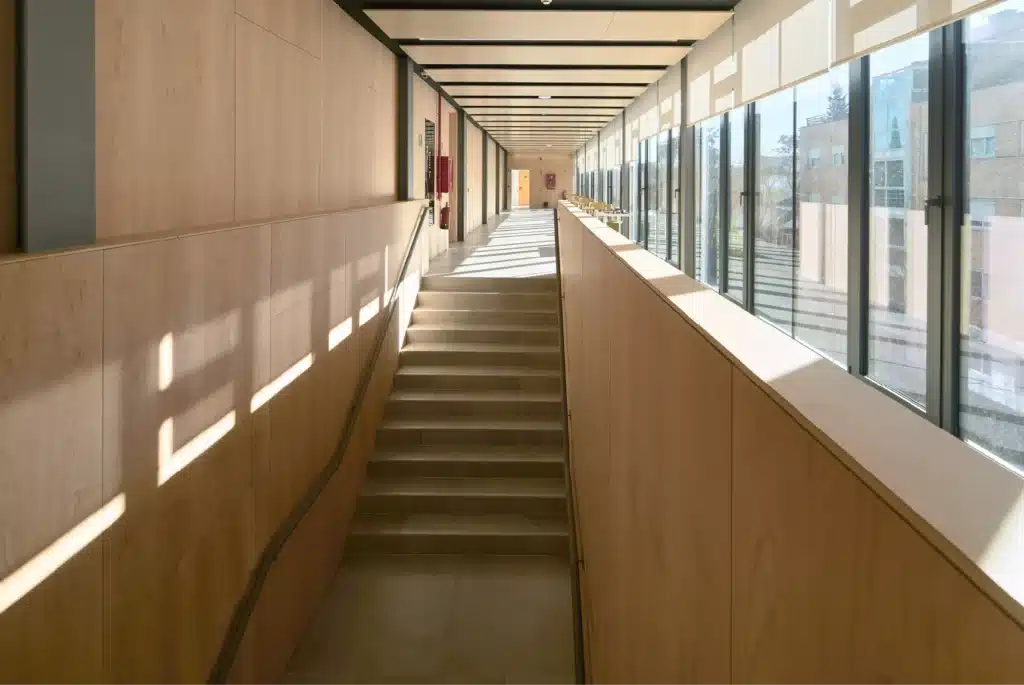 Madera natural en paredes y techos de interior