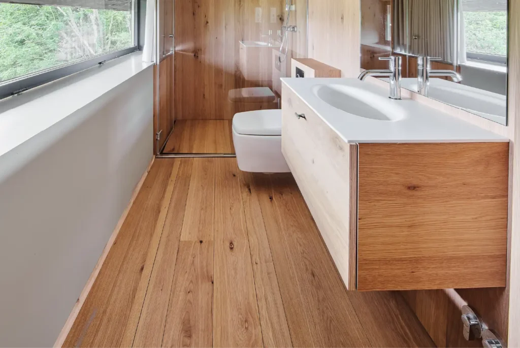 Suelos de madera sin mantenimiento para áreas en frecuente contacto con el agua